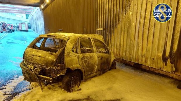 Herida tras perder el control de su vehículo que quedó incendiado en el túnel de Bueno Monreal en Sevilla
