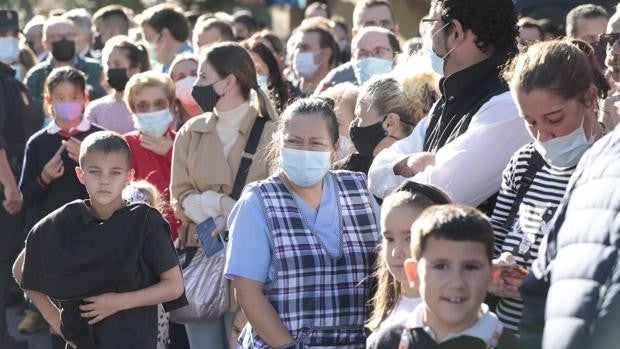 Un muerto por coronavirus en una jornada en la que siguen con los contagios a la baja en Sevilla