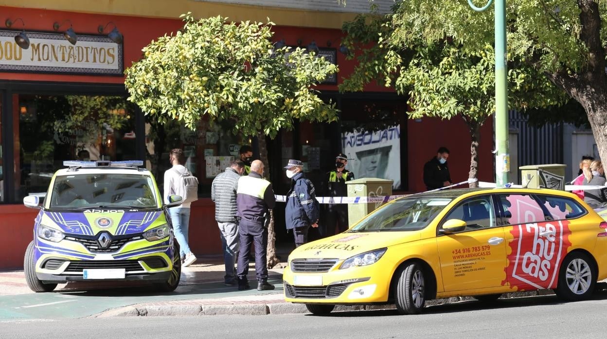 Varios policías acordonaron la zona tras producirse el fallecimiento