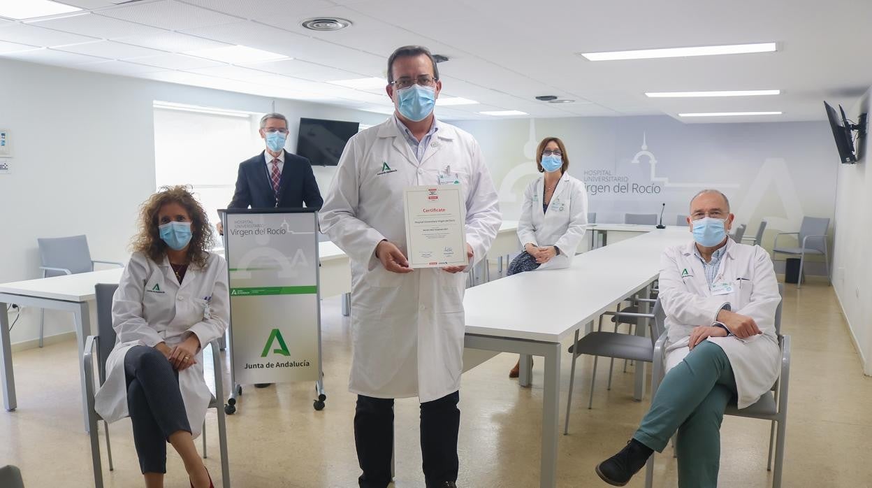 Charo Amaya, Manuel Molina y Luis Martínez Hervás junto con otros directivos del hospital