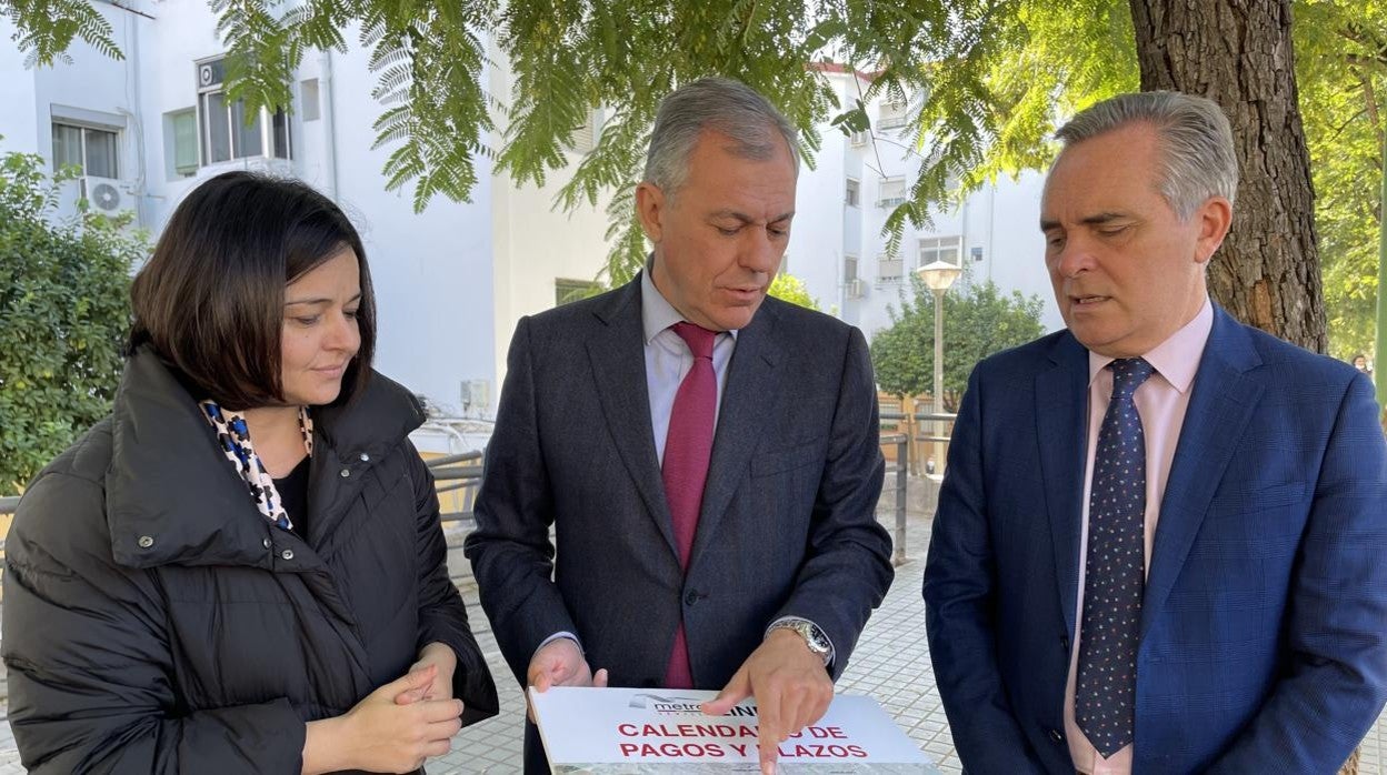 Virginia Pérez, José Luis Sanz y Juan Bueno, durante la comparecencia ante los medios