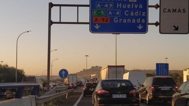 Reabierta la SE-30 tras el accidente de un camión que provocó importantes atascos en los accesos a Sevilla