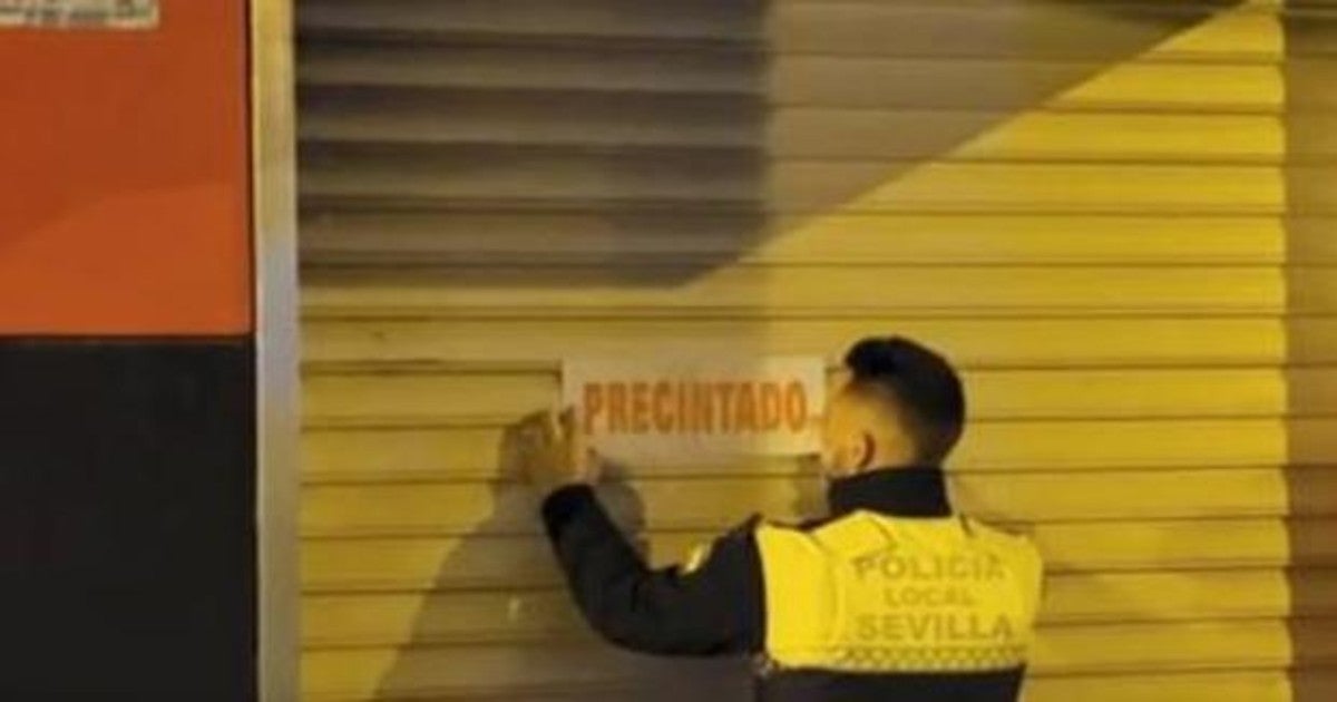 Un agente de Policía precinta el establecimiento que tuvo que ser desalojado este viernes