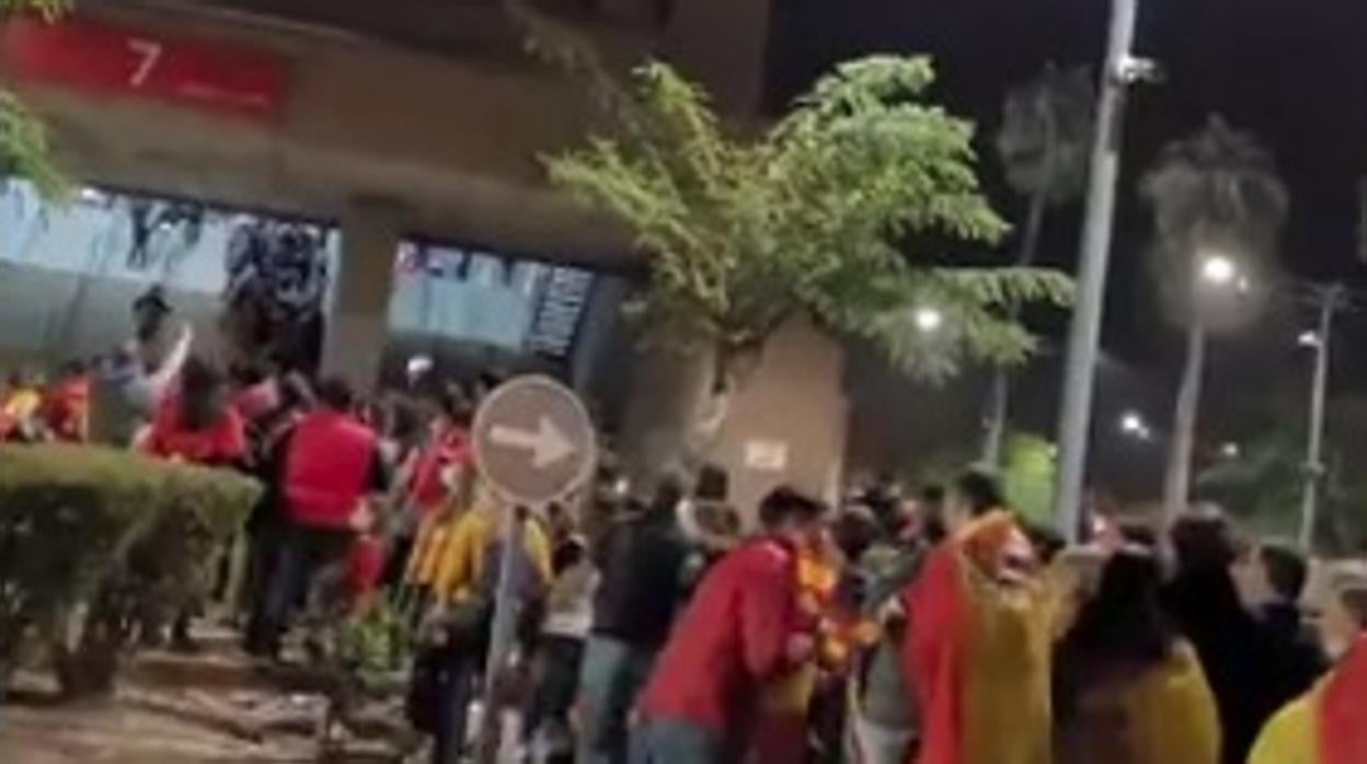 Colas en el estadio de la Cartuja para entrar a ver el España-Suecia