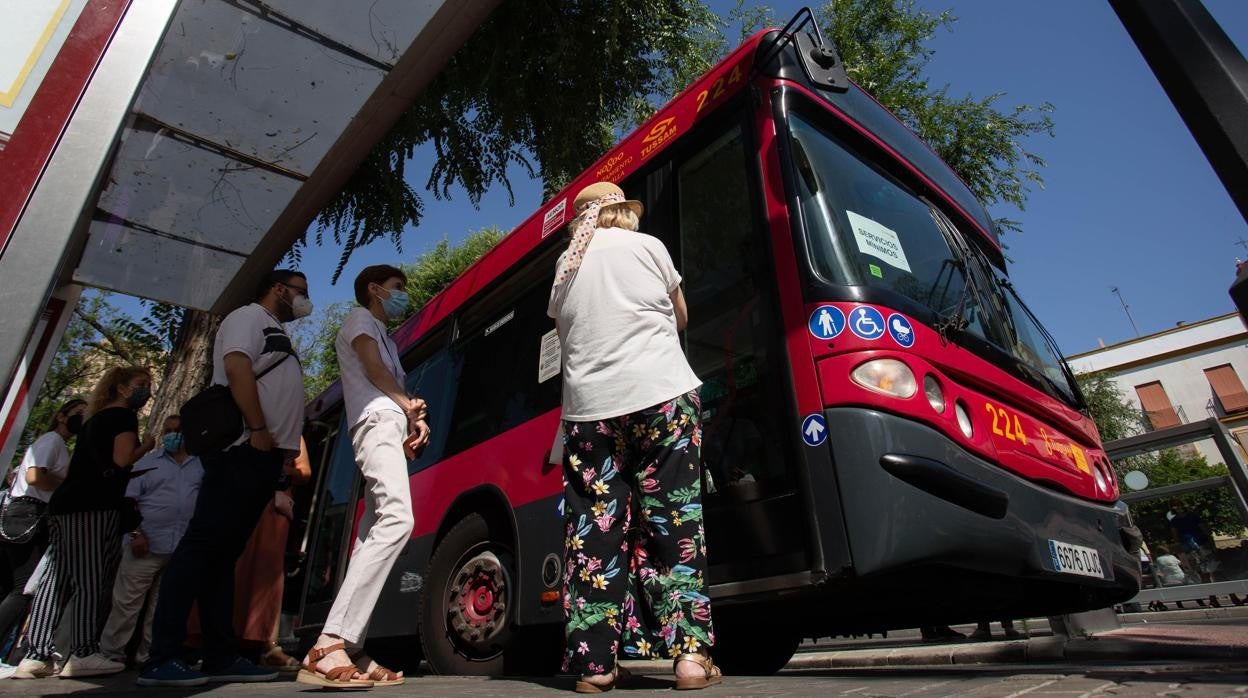 Autobús de Tussam en la plaza de Ponce de León