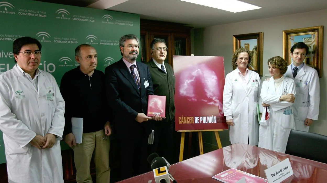 Imagen de archivo de la presentación de un libro sobre el cáncer de pulmón en el Hospital Virgen del Rocío