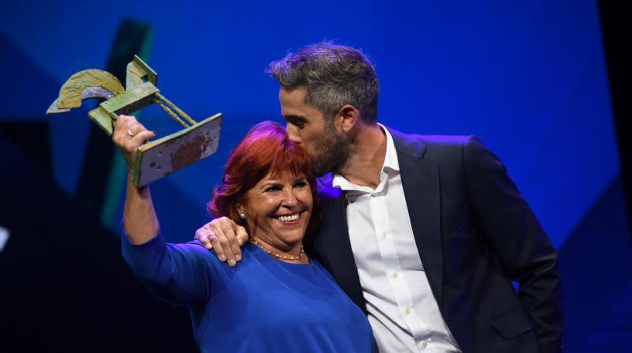 Roberto Leal y su madre, Mercedes, durante la gala de entrega de los Premios Ondas 2021