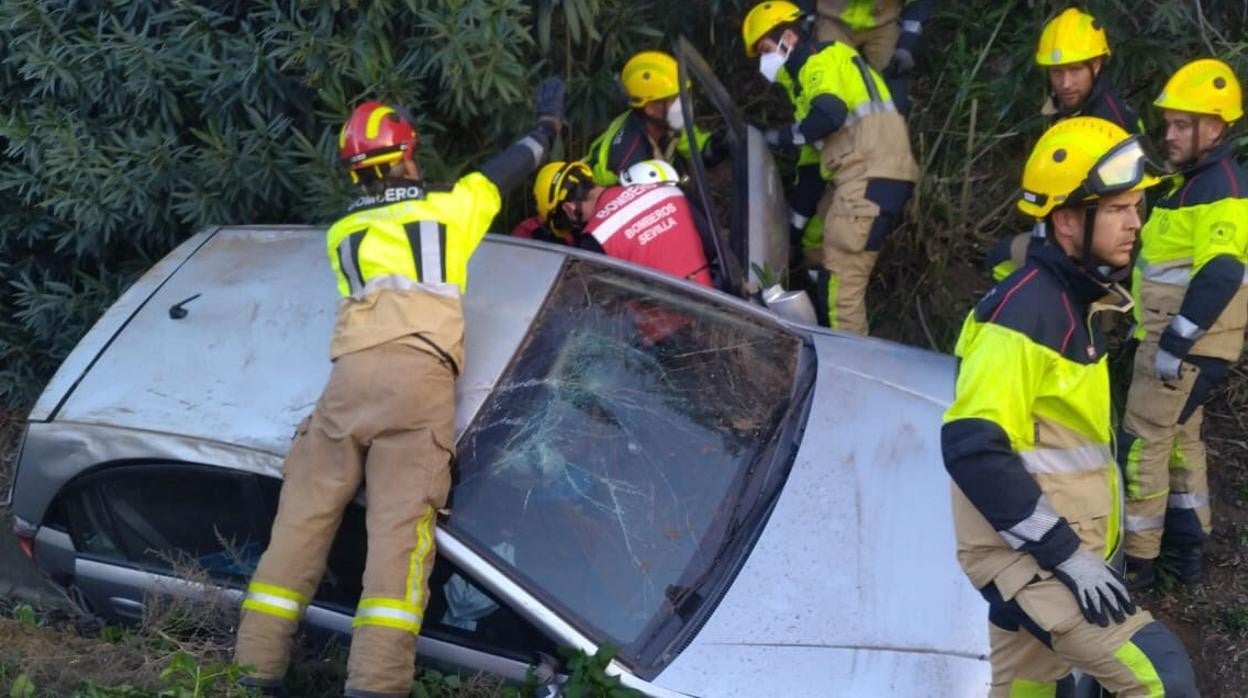 Espectacular rescate de una mujer que quedó atrapada tras salir el coche que conducía de la SE-30