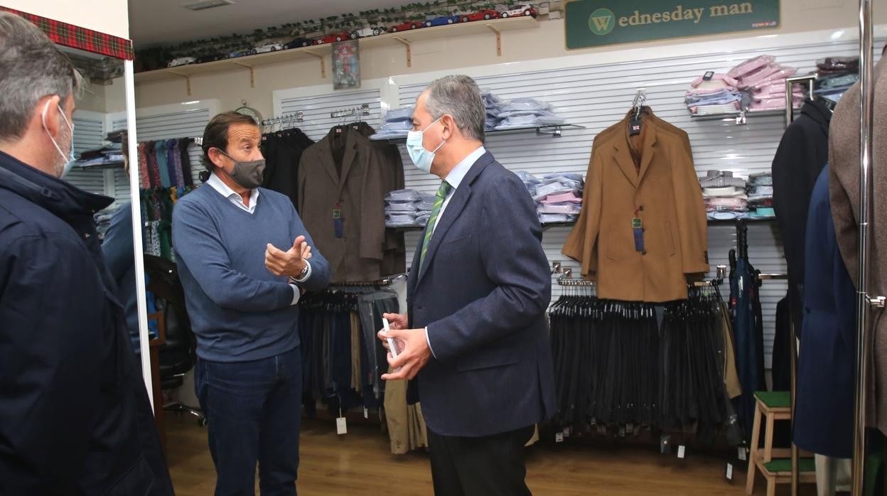 José Luis Sanz, visitando a los comerciantes de Los Remedios