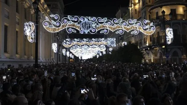 Sevilla enciende las luces de Navidad en casi 300 calles