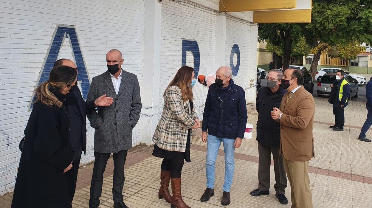 Antonio Muñoz, en el Tiro de Línea departiendo con vecinos