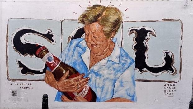 El entrañable mural de la calle Sol: «Mi abuela Carmen con una de las cosas que más feliz le hacía: su 'servesón'»