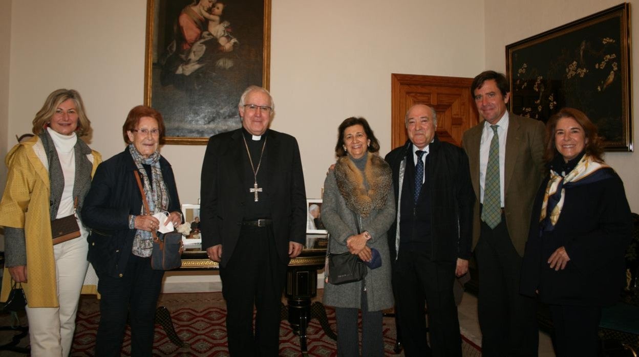 El arzobispo de Sevilla con miembros del patronato de la Fundación del padre Leonardo Castillo