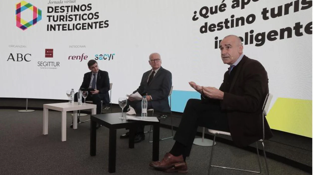 Enrique Martínez, Álvaro Ybarra y Antonio Muñoz durante el coloquio