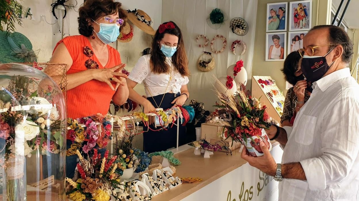 El edil Fran Páez, visitando la Feria de Artesanía de la Plaza Nueva