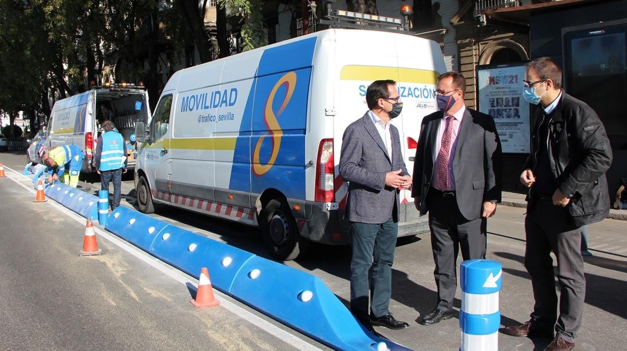 El concejal Juan Carlos Cabrera supervisa la instalación de separadores en el paseo de Colón