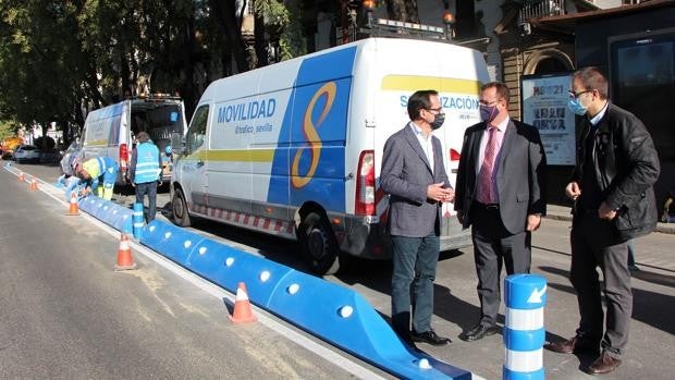 Sevilla instala 2,5 kilómetros de nuevos separadores para evitar la «frecuente invasión del carril bus»