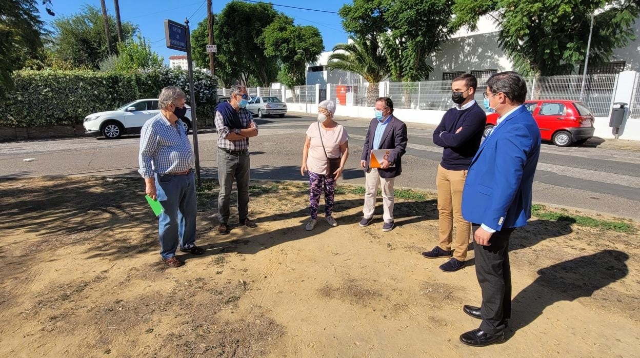 Los representantes de Cs, con los vecinos de Santa Clara junto a la parroquia del barrio