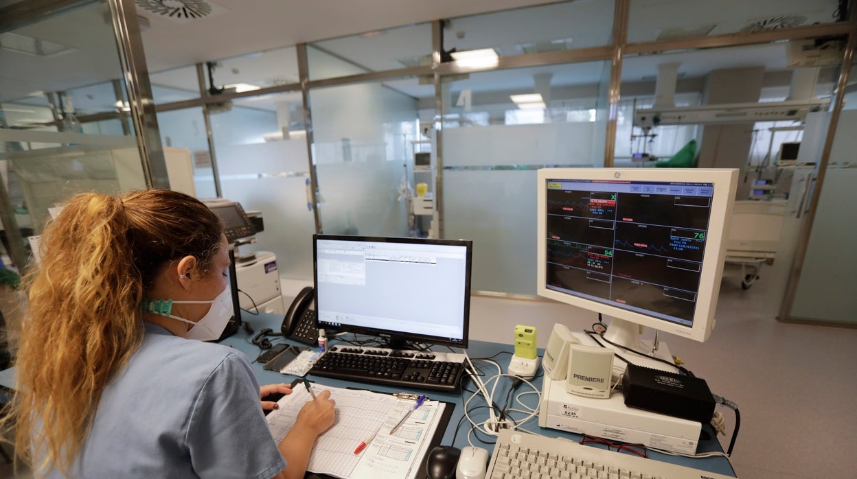 Personal sanitario trabajando en la UCI del Hospital Virgen de Fátima