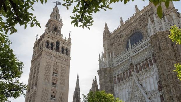 Muere el canónigo de la Catedral de Sevilla José Lora Corento