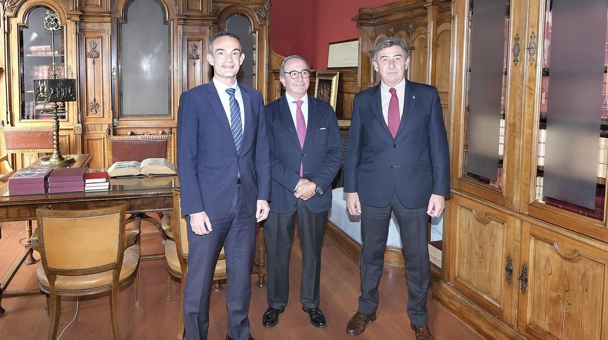 Francisco Javier Jerez, Juan Gómez de Salazar y Santiago de León, en el despacho del fundador en la Casa de ABC de Sevilla