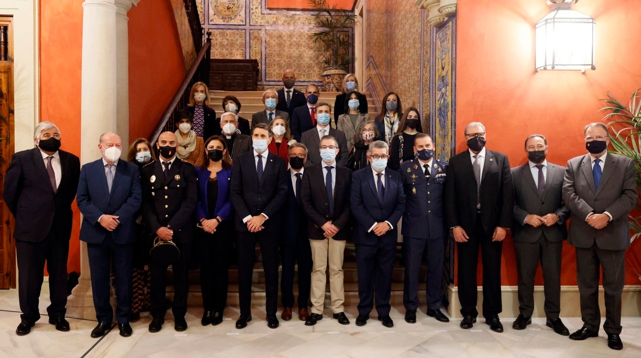 Los premiados junto a autoridades en la foto de familia previa a la entrega de los galardones