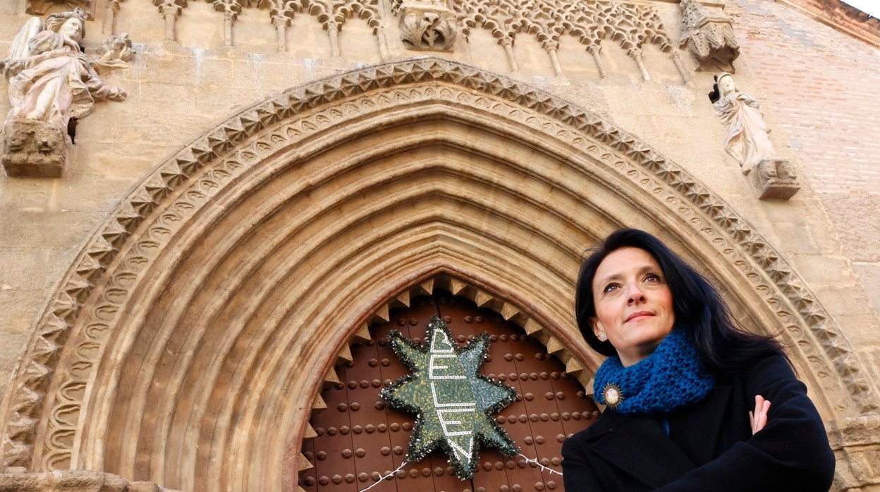 María José Calderón Ramírez, delante de la puerta de la iglesia de San Marcos