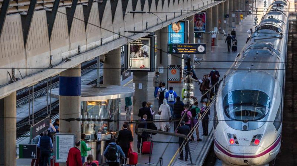 Un tren AVE en la estación de Santa Justa