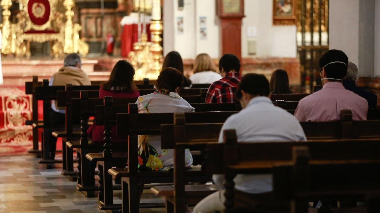 El Papa Francisco besando una imagen del Niño Jesús en la misa de medianoche en Nochebuena