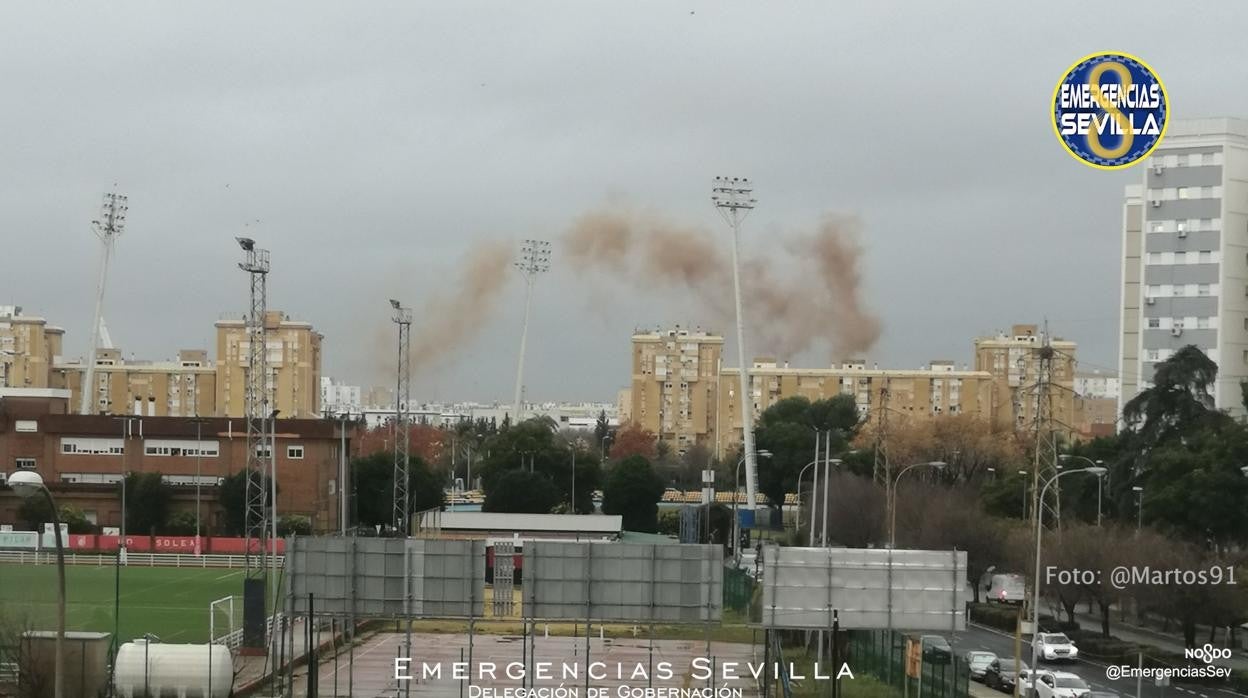 La caída de un rayo en un edificio de Sevilla provoca una fuerte detonación en el Polígono San Pablo