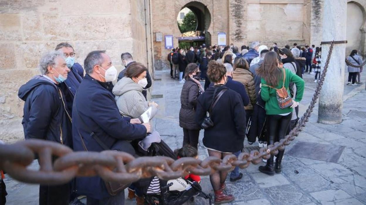 Visitantes en la cola para entrar en la Catedral de Sevilla