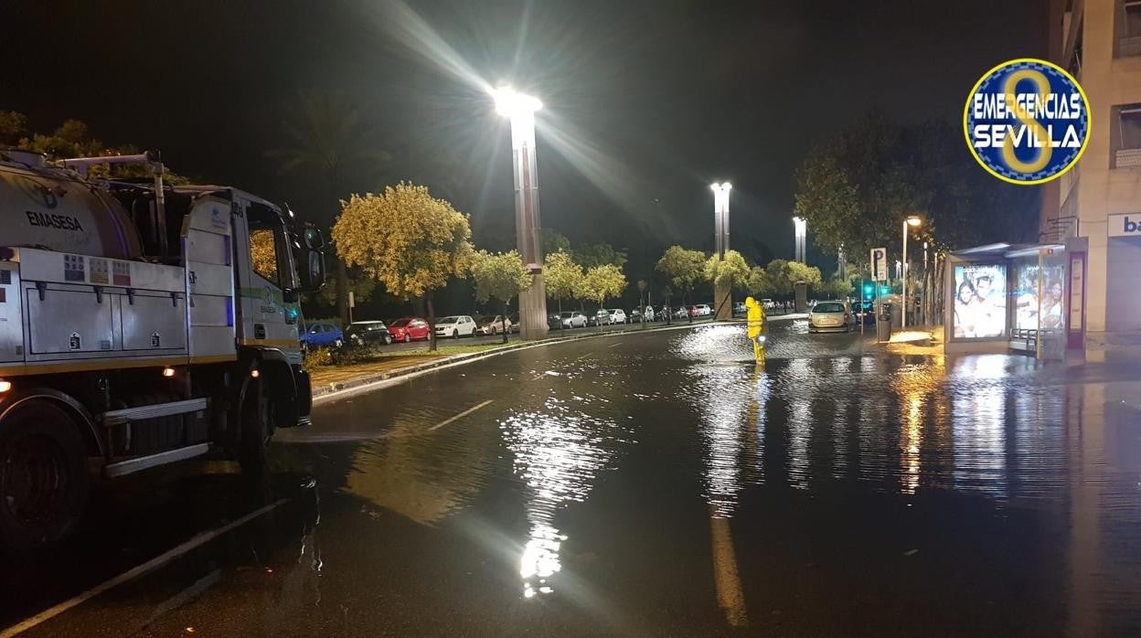 La lluvia provoca más de 200 incidencias esta madrugada en Sevilla capital