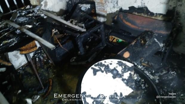 Un hombre herido por quemaduras en el incendio en su vivienda en Sevilla
