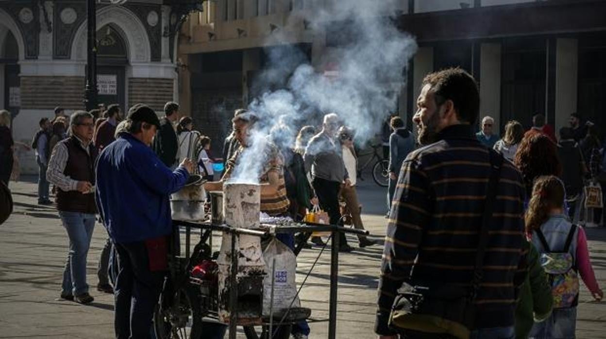 Un vendedor de castañas, en el Centro de Sevilla