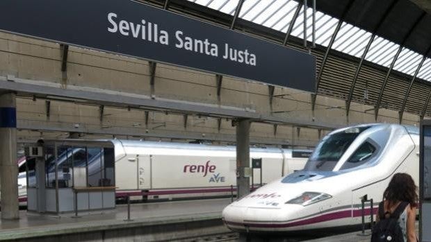 Cerradas cuatro vías de la estación de Santa Justa para socorrer a una persona herida