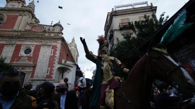 El Heraldo Real recorre las calles de Sevilla