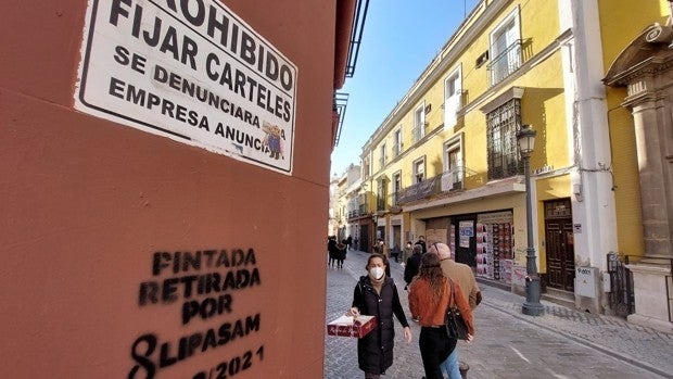 Lipasam anuncia con pintadas en las fachadas que ha eliminado grafitis