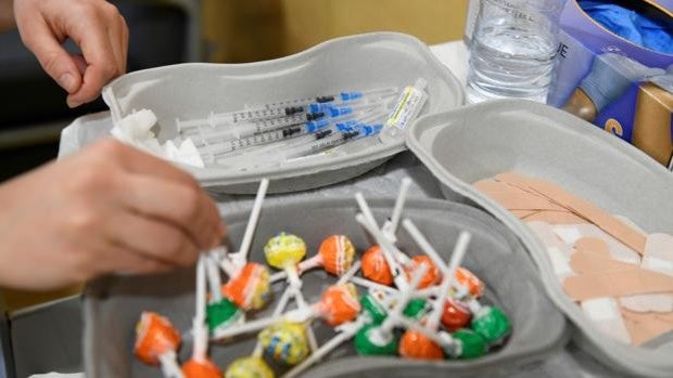 Entrega en un juzgado de Sevilla a los niños que sustrajo el 3 de noviembre y que no quería vacunar