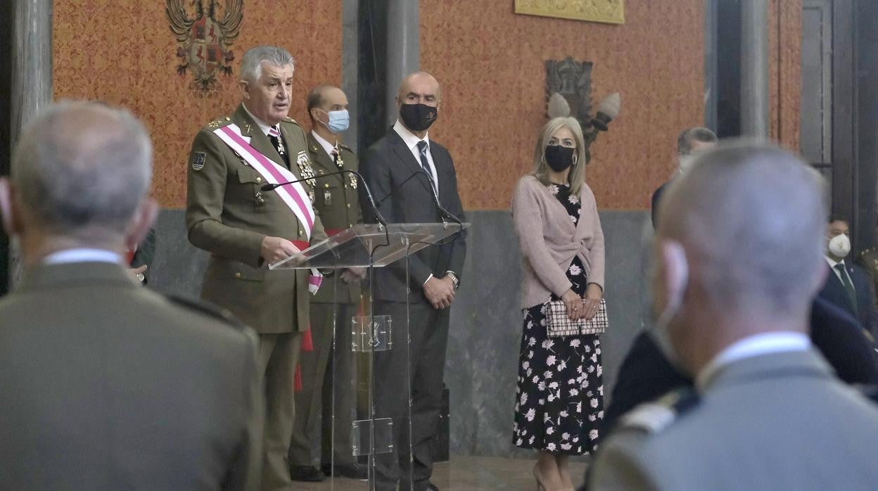 El teniente general José Rodríguez García; el alcalde de Sevilla, Antonio Muñoz y la consejera de Cultura, Patricia del Pozo durante la celebración de este jueves en Capitanía General