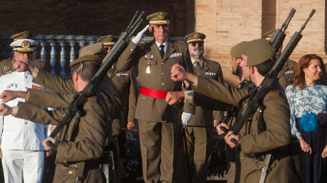 El teniente general Medina Cebrián durante un acto en la Plaza de España