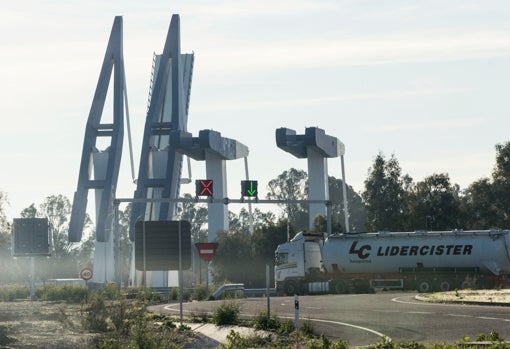 Paso de camiones por los puentes de la esclusa