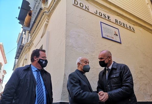 Juan Carlos Cabrera, José Robles y Antonio Muñoz, en la inauguración de la barreduela dedicada al sacerdote