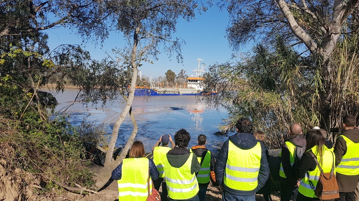 Los expertos, durante su visita a la draga del Guadalquivir