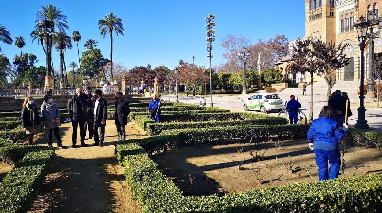 El alcalde Antonio Muñoz visita a los trabajadores del plan de empleo