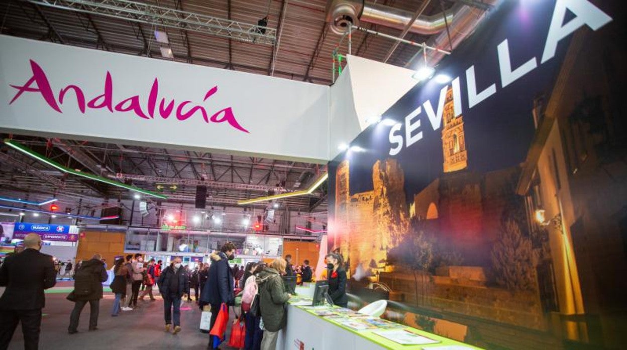 Expositor de Sevilla en el pabellón de Andalucía en Fitur