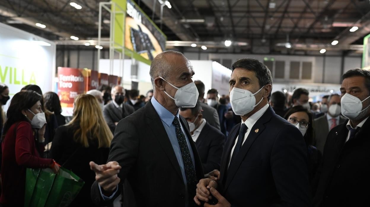 El alcalde junto al secretario de Estado de Turismo en Fitur