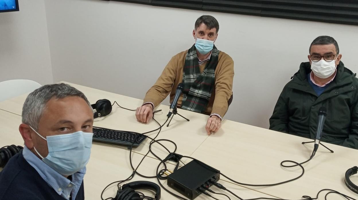 Alberto García Reyes, Javier Rubio y Paco Robles, preparados para empezar la tertulia