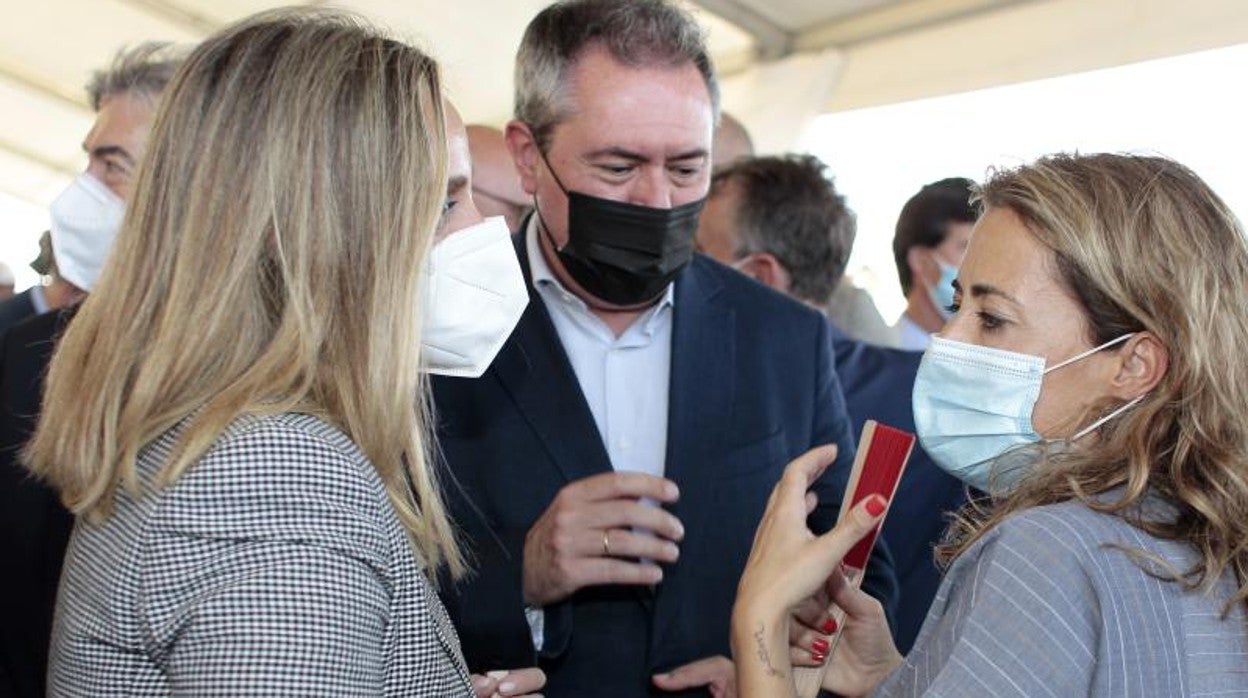 Marifrán Carazo, Juan Estadas y Raquel Sánchez, en la primera visita de la ministra a Sevilla