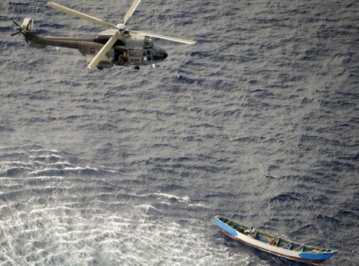 Momento del rescate con el helicóptero aproximándose sobre la vertical del bote