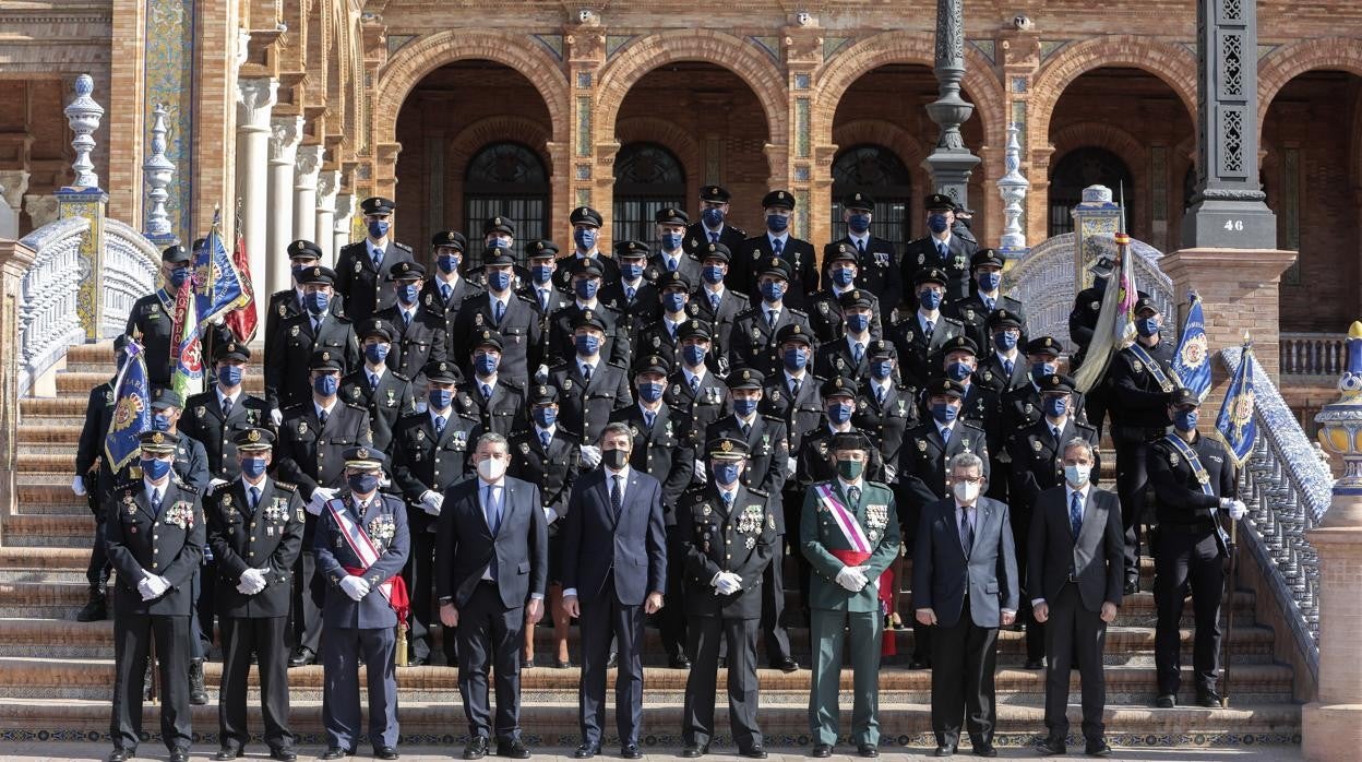 Foto de familia del casi medio centenar de oficiales que ha jurado en Sevilla